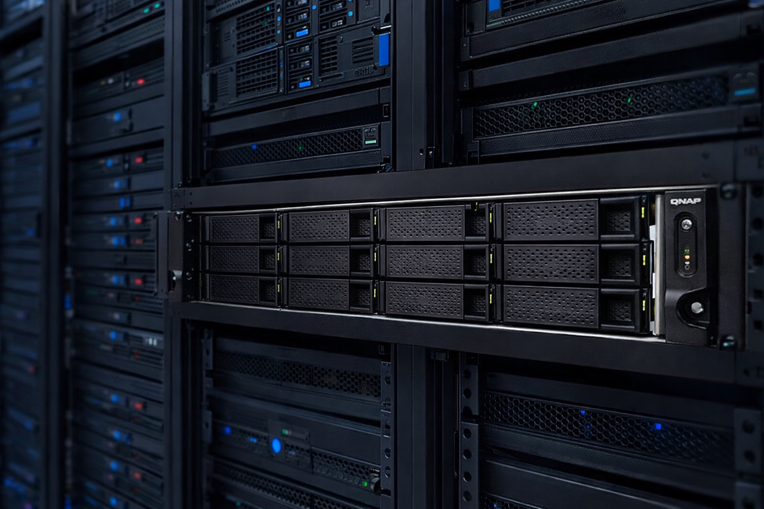 QNAP 12 baias: storage NAS corporativo para datacenters